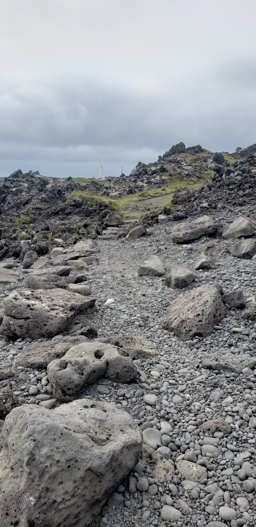Dæmi um strandstíg þar sem fjörugrjót er nýtt til að afmarka gönguleið