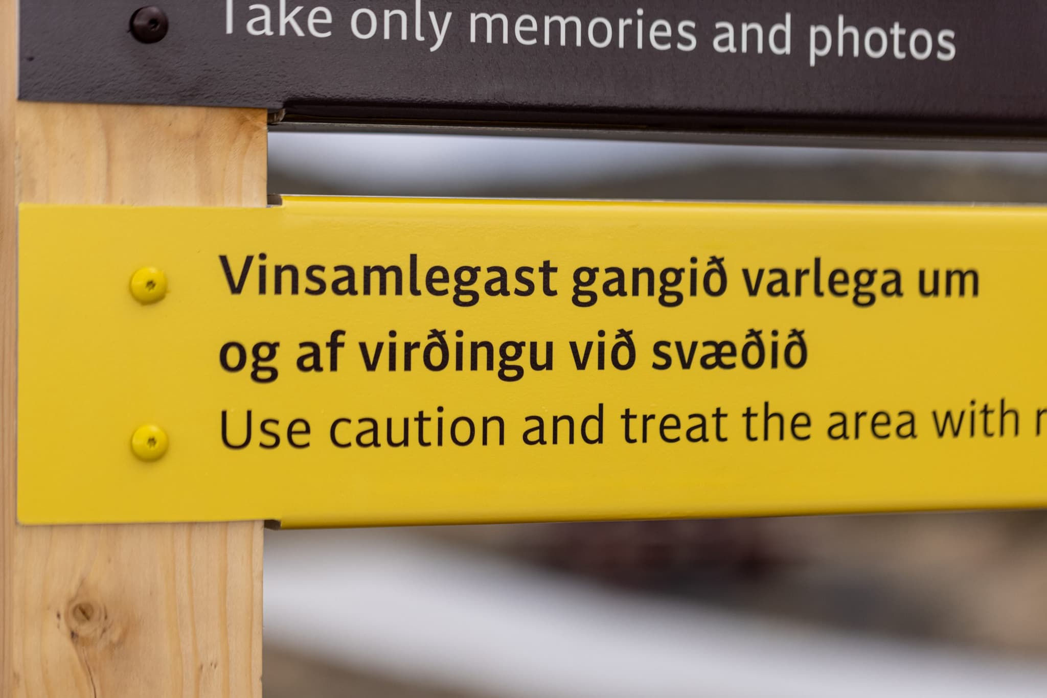 Nærmynd af öryggismerkingu á sér spjaldi sem hlutir af stærra skilti